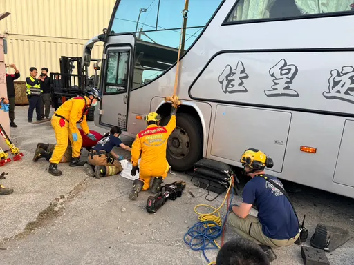 疑擦撞后摔车...骑士再撞对向交通车　卡车底丧命