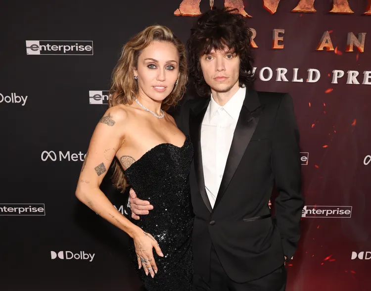 麦莉希拉和小6岁的鼓手男友马克斯莫兰多一同亮相红毯。二十世纪影业提供