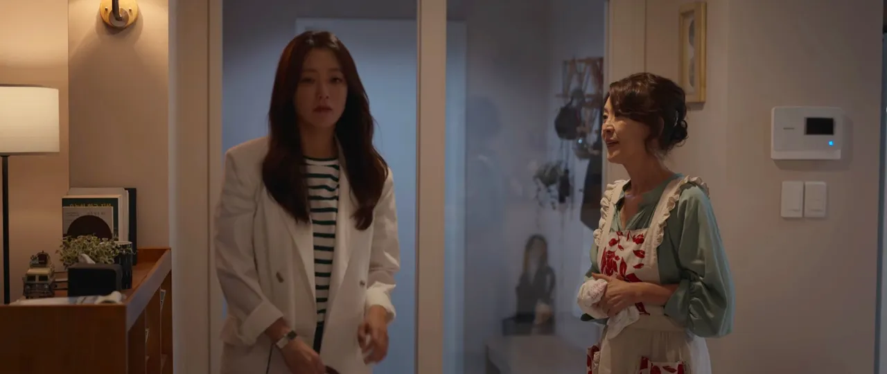 尹石花（右）在《再婚上流》饰演金喜善的母亲，该剧也成了她的遗作。翻摄Netflix