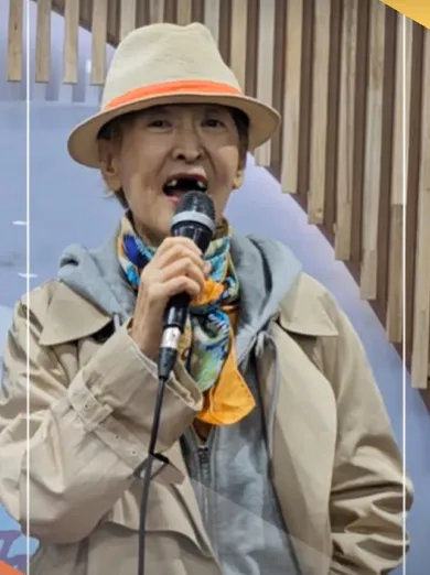 尹石花去年露臉時，門牙已經掉光。翻攝伊甸教會YouTube