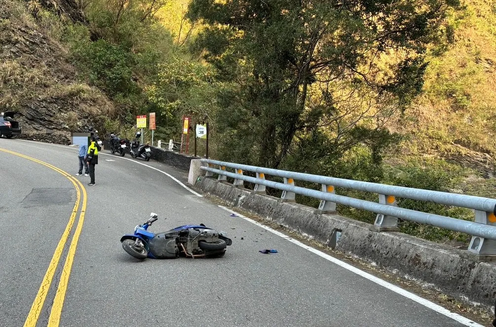 现场目击民众赶紧通报警消救援，并从上方呼喊，但女子并无反应。翻摄照片