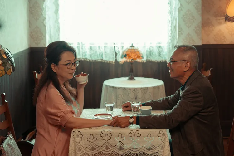 「琼瑶女星」赵永馨饰演（左）失智妇，深情翁童毅军欲整回18岁唤回爱情。六鱼文创提供