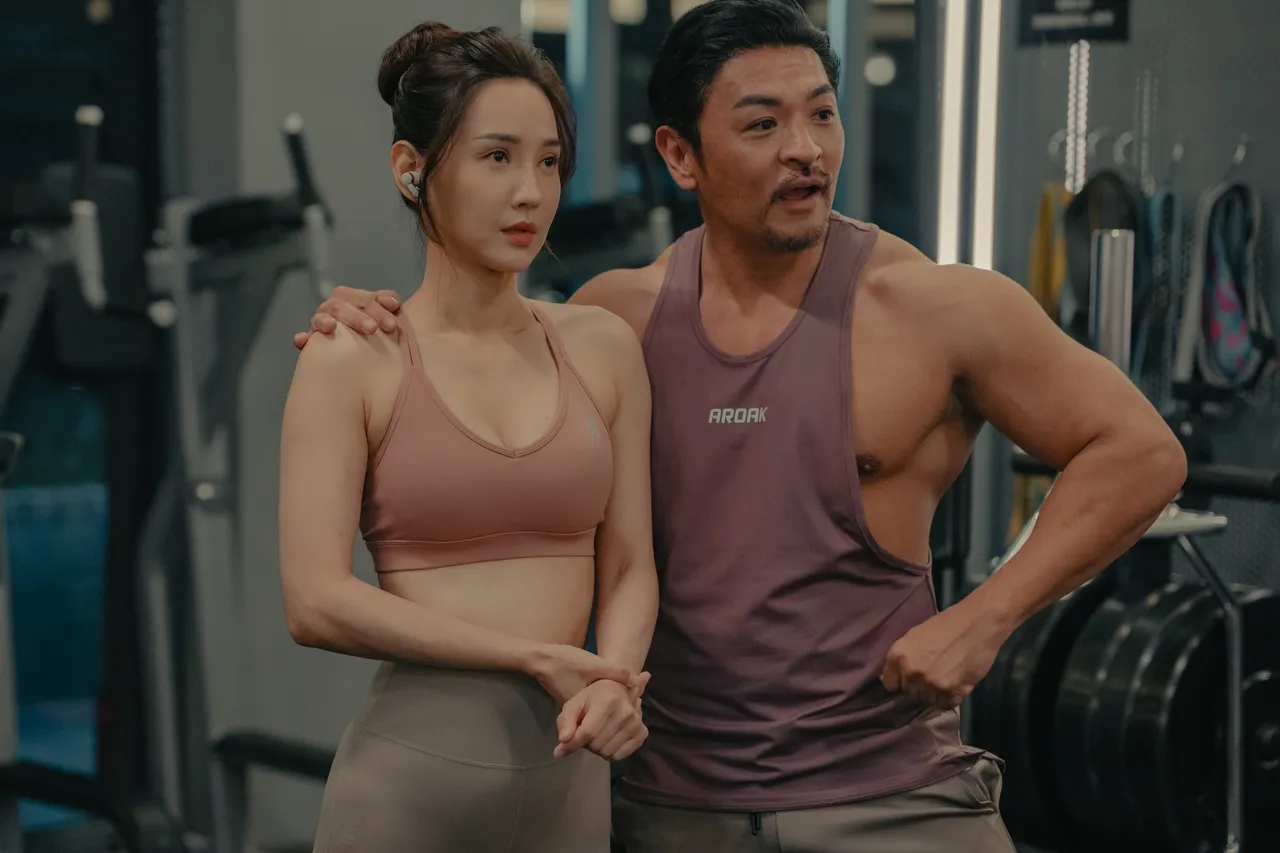 梦多（右）要求剧中伴侣徐千京整成他想要的样子，揭开女人内心的自我怀疑。六鱼文创提供