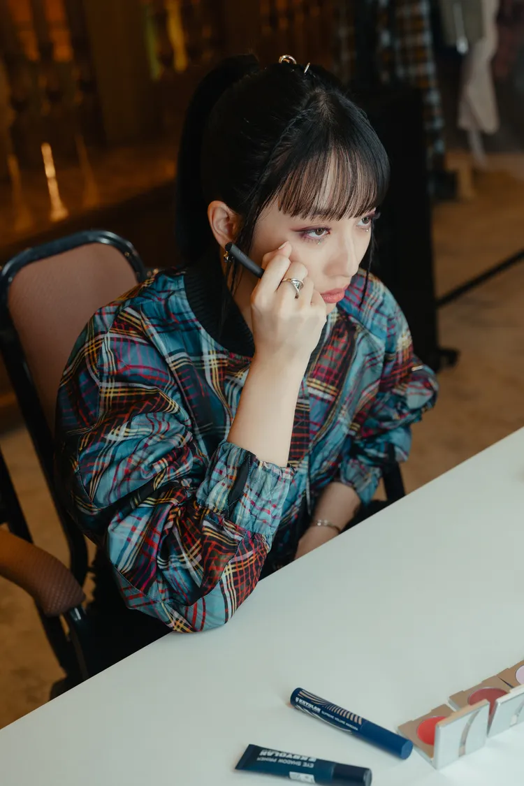 王渝萱飾演流行天后，甘願毀容擺脫有毒家庭關係。六魚文創提供