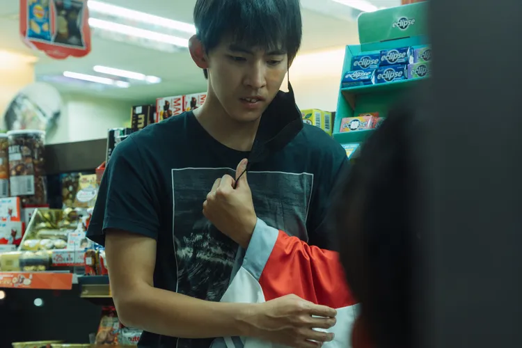 曾向鎮飾演先天唇顎裂患者，長年遭受社會排擠與霸凌。六魚文創提供