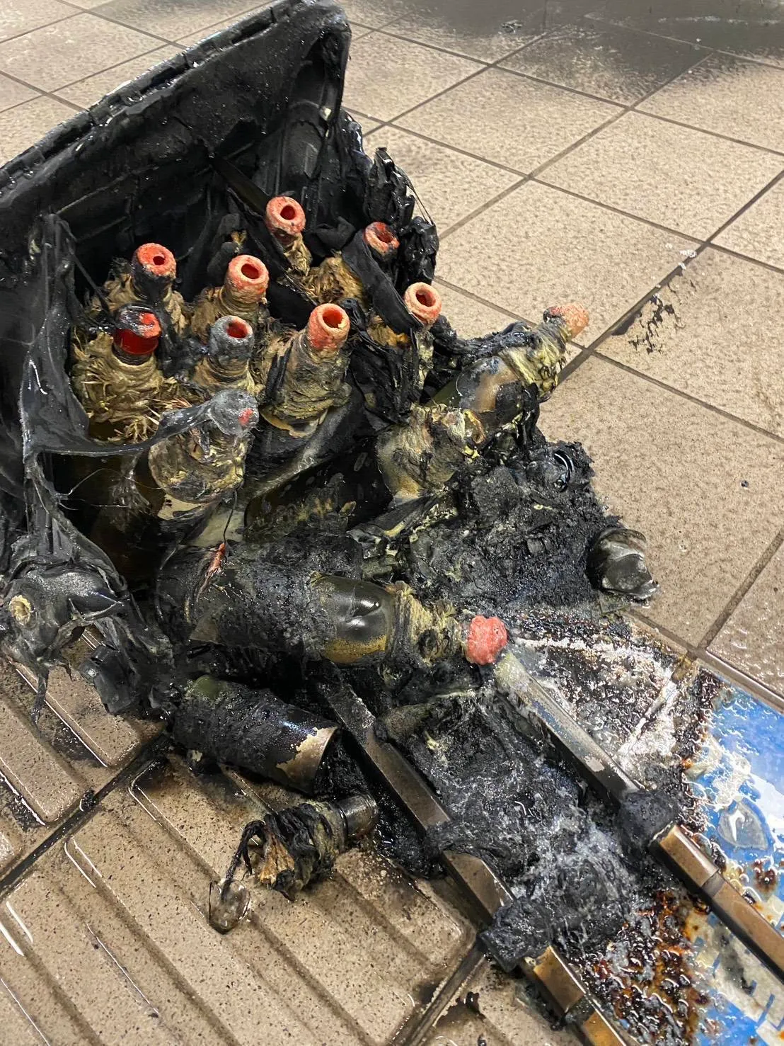 张文持有的汽油弹均为自行制作，并非市售成品。彭欣伟摄