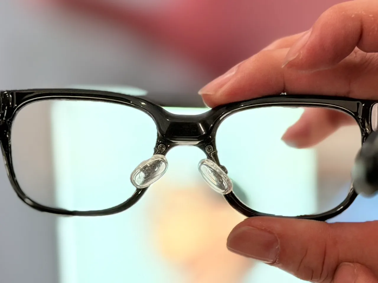 Rokid也贴心的使用较符合亚洲人脸轮廓的高鼻垫设计。赵筱文摄