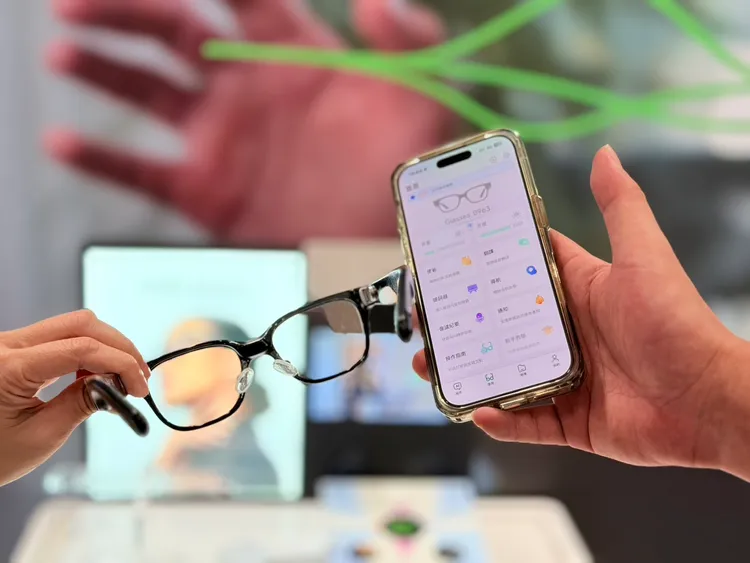 App支援iOS與Android下載，用戶可透過聲控或是App操控調整。趙筱文攝