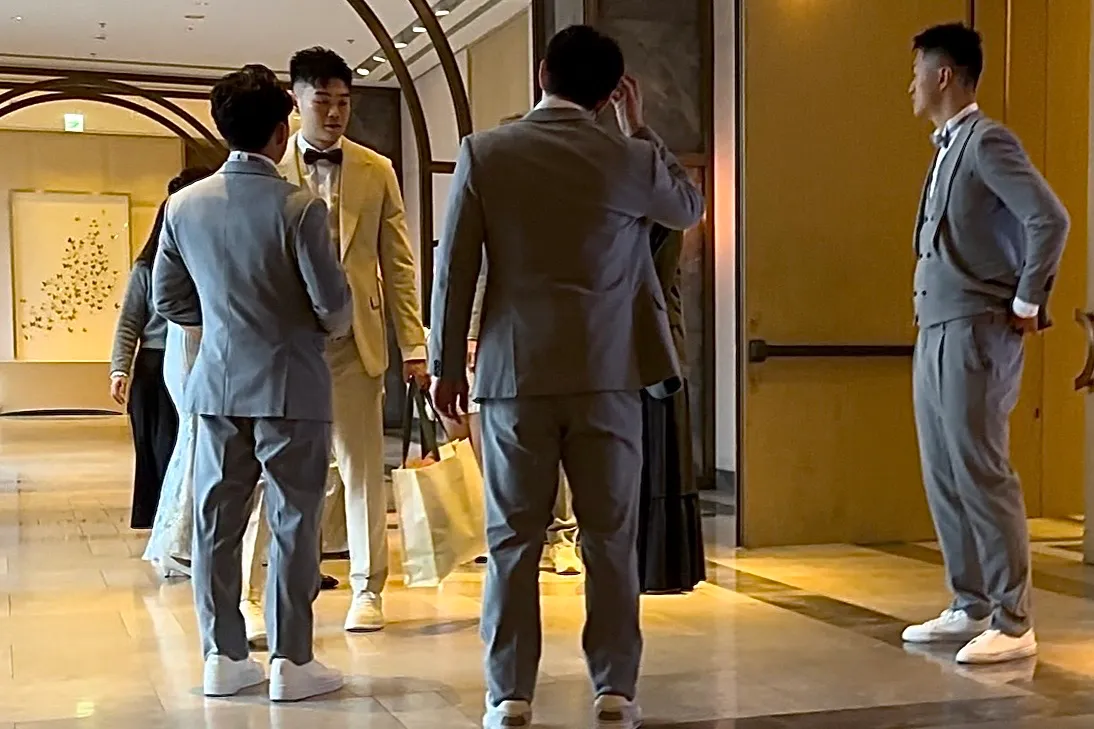 王齐麟与伴郎有说有笑。特勤中心摄