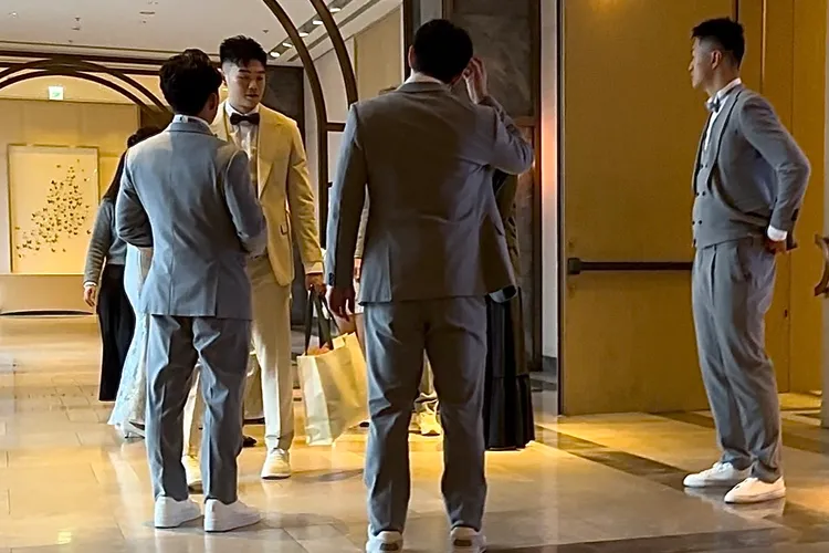 王齊麟與伴郎有說有笑。特勤中心攝