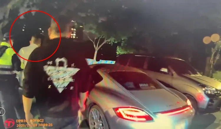 变态富少宋志宏开著保时捷轿跑车找胞弟麻烦，涉嫌恐吓并殴打对方成伤，车内被搜出火药式辣椒枪2支。翻摄画面