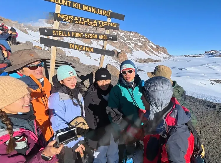 全隊成功登頂吉力馬札羅山。三立提供