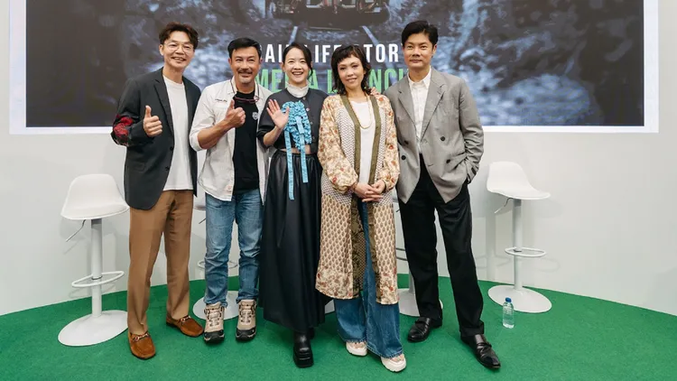 主持群李国煌（左起）、林明伦、曾宝仪、陈洁仪、杨君伟等昨出席新节目《列车人生》在新加坡举行的发布会。公视、新传媒提供