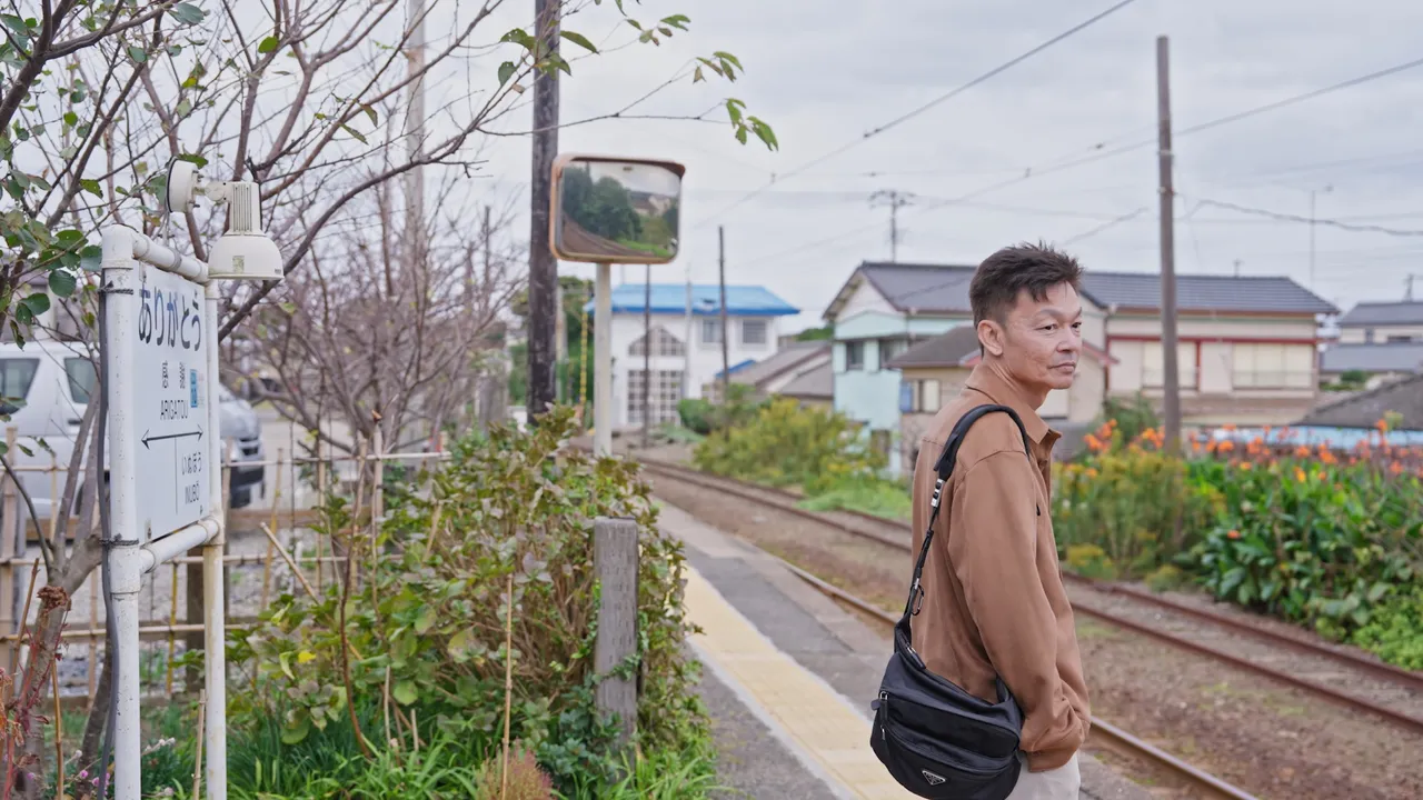 新加坡喜剧天王李国煌前往日本，搭乘铫子电铁及大井川蒸汽火车，探寻「重生的力量」。公视、新传媒提供