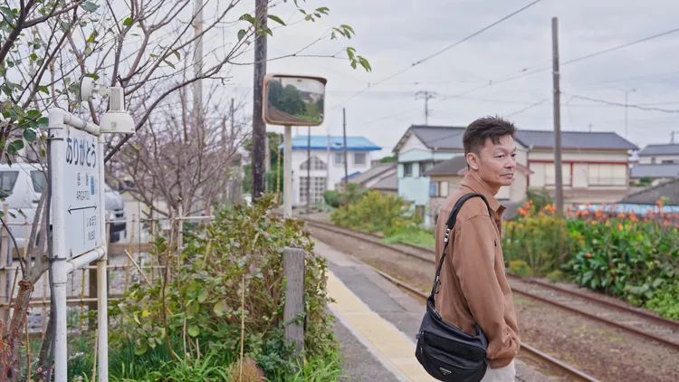 新加坡喜劇天王李國煌前往日本，搭乘銚子電鐵及大井川蒸汽火車，探尋「重生的力量」。公視、新傳媒提供