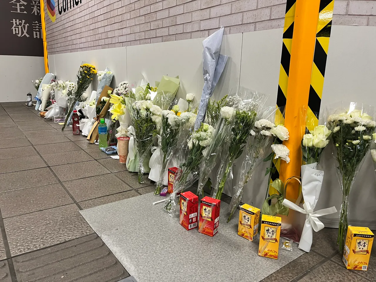 北捷提醒，因通道空間有限，獻花區僅放置花束，勿擺放飲料、食品等物品。莊宗達攝