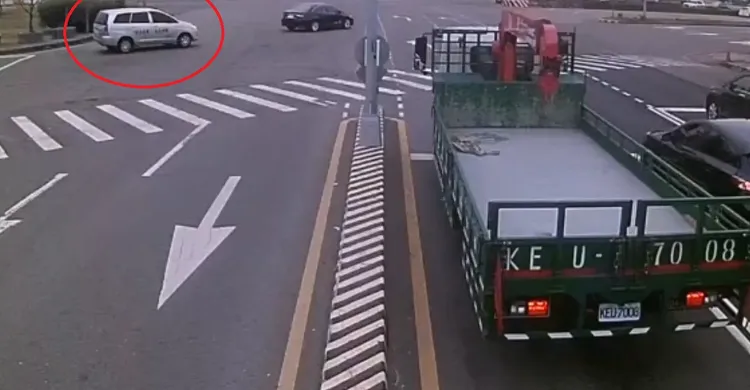 肇事廂型車疑從直行車道左轉。民眾提供