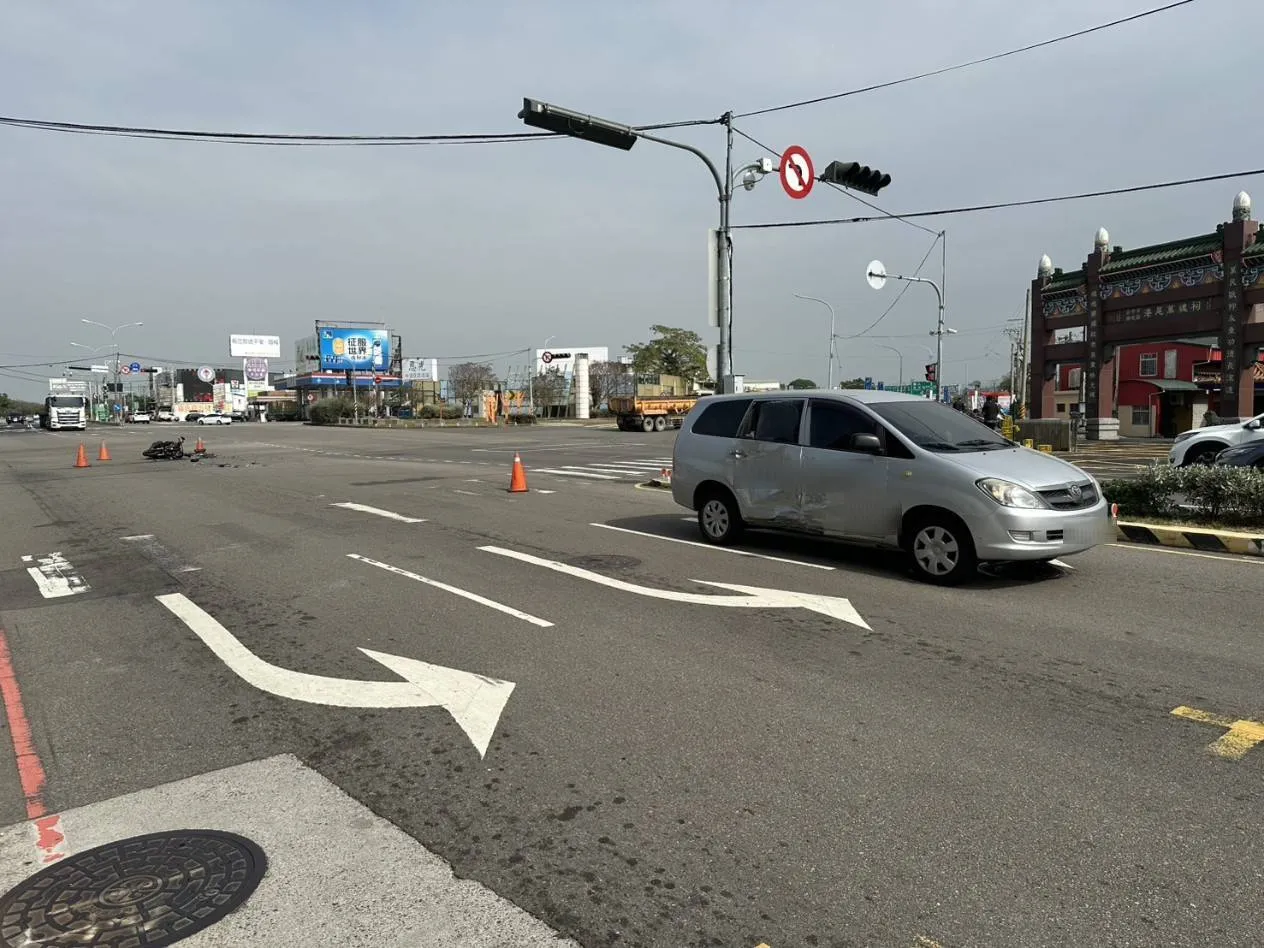 肇事厢型车右侧车身撞凹。民众提供