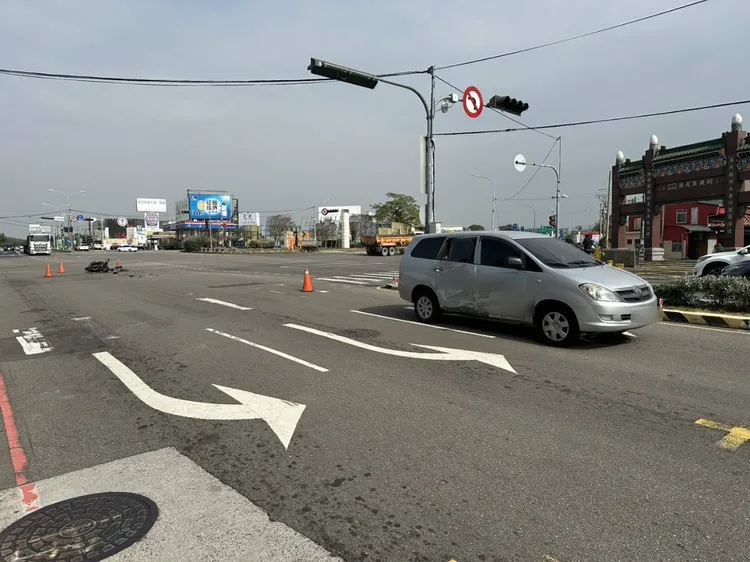 肇事廂型車右側車身撞凹。民眾提供