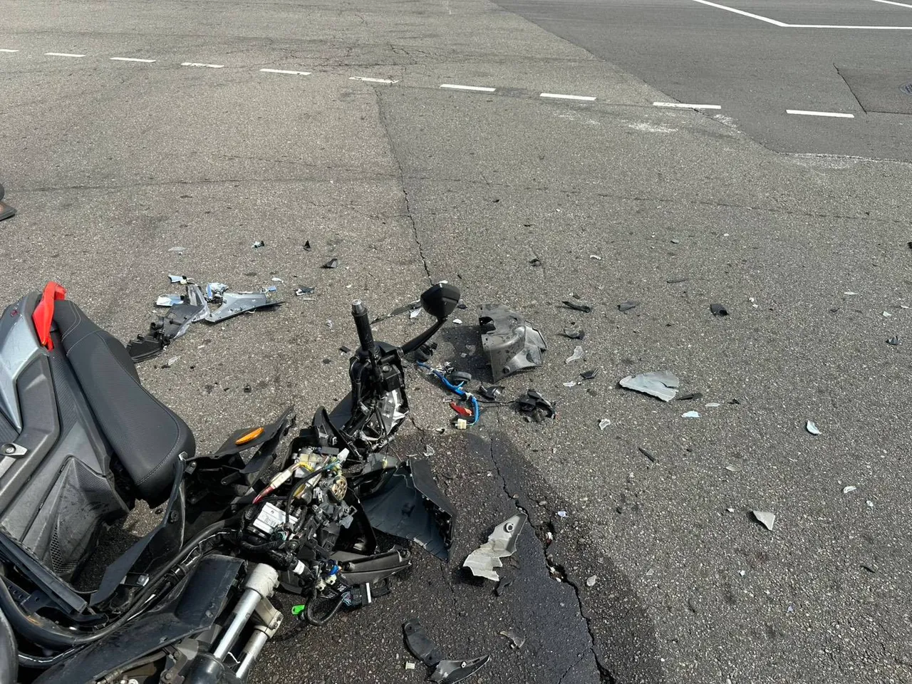 李男机车严重受损。民众提供