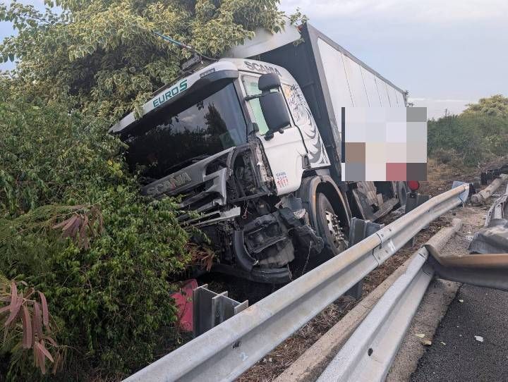 中山高彰化段車禍 聯結車自撞護欄幸無人傷
