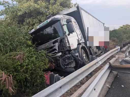 中山高彰化段车祸　联结车自撞护栏幸无人伤