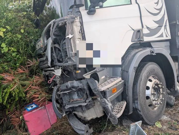 吴姓司机并未受伤，也无酒驾情形，疑似因恍神导致。翻摄照片