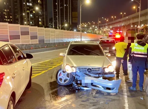 宾士男高速冲撞分隔岛车头全毁　毫发无伤下车「1特征」毒驾露馅