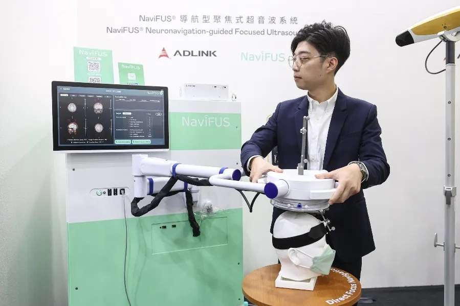 達擎攜手凌華科技與浩宇生醫合作的「NaviFUS 導航型聚焦式超音波系統」，以凌華醫療級邊緣運算平台為核心，結合光學導航與穿顱超音波技術，非侵入性將能量精準聚焦腦內病灶，可暫時開啟血腦屏障，提升藥物遞送與治療效果。業者提供