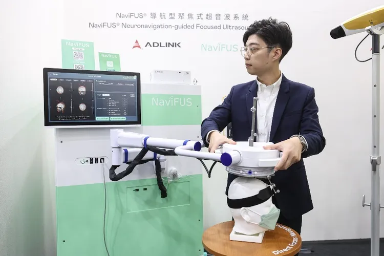 達擎攜手凌華科技與浩宇生醫合作的「NaviFUS 導航型聚焦式超音波系統」，以凌華醫療級邊緣運算平台為核心，結合光學導航與穿顱超音波技術，非侵入性將能量精準聚焦腦內病灶，可暫時開啟血腦屏障，提升藥物遞送與治療效果。業者提供
