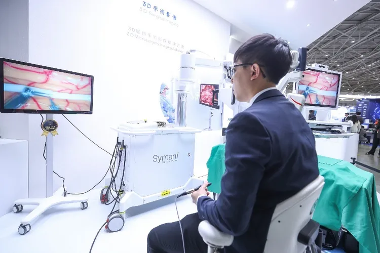 達擎推出「3D顯微手術影像解決方案」，將3D影像技術從腹腔內視鏡手術延伸至神經、血管、淋巴等高難度顯微手術，提供超清晰立體視野，協助醫療團隊在複雜手術中完成精準細膩操作。業者提供