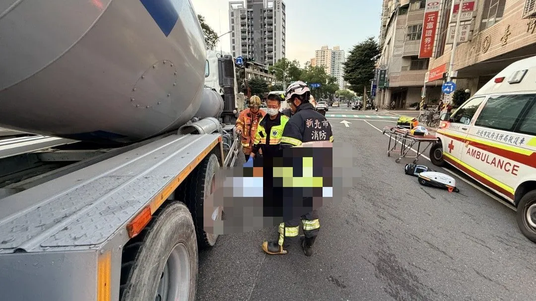  疑视线死角！新店女骑士遭撞倒卷水泥车底　拖行辗压「脏器外露」惨死