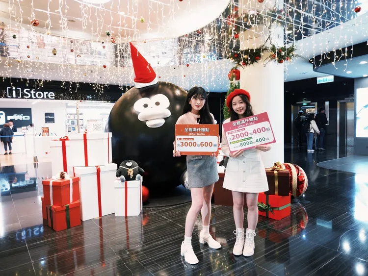 中友百貨即日起推出年度壓軸促銷活動，邀請插畫超人氣腳色「奧樂雞」陪伴大家過聖誕。中友提供