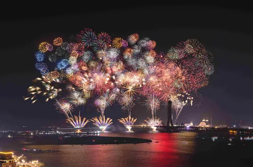 就在今晚20:26！跨河巨獻3.5萬發煙火絢爛夜空　浮空倒數、淡江大橋光雕共演震撼全台