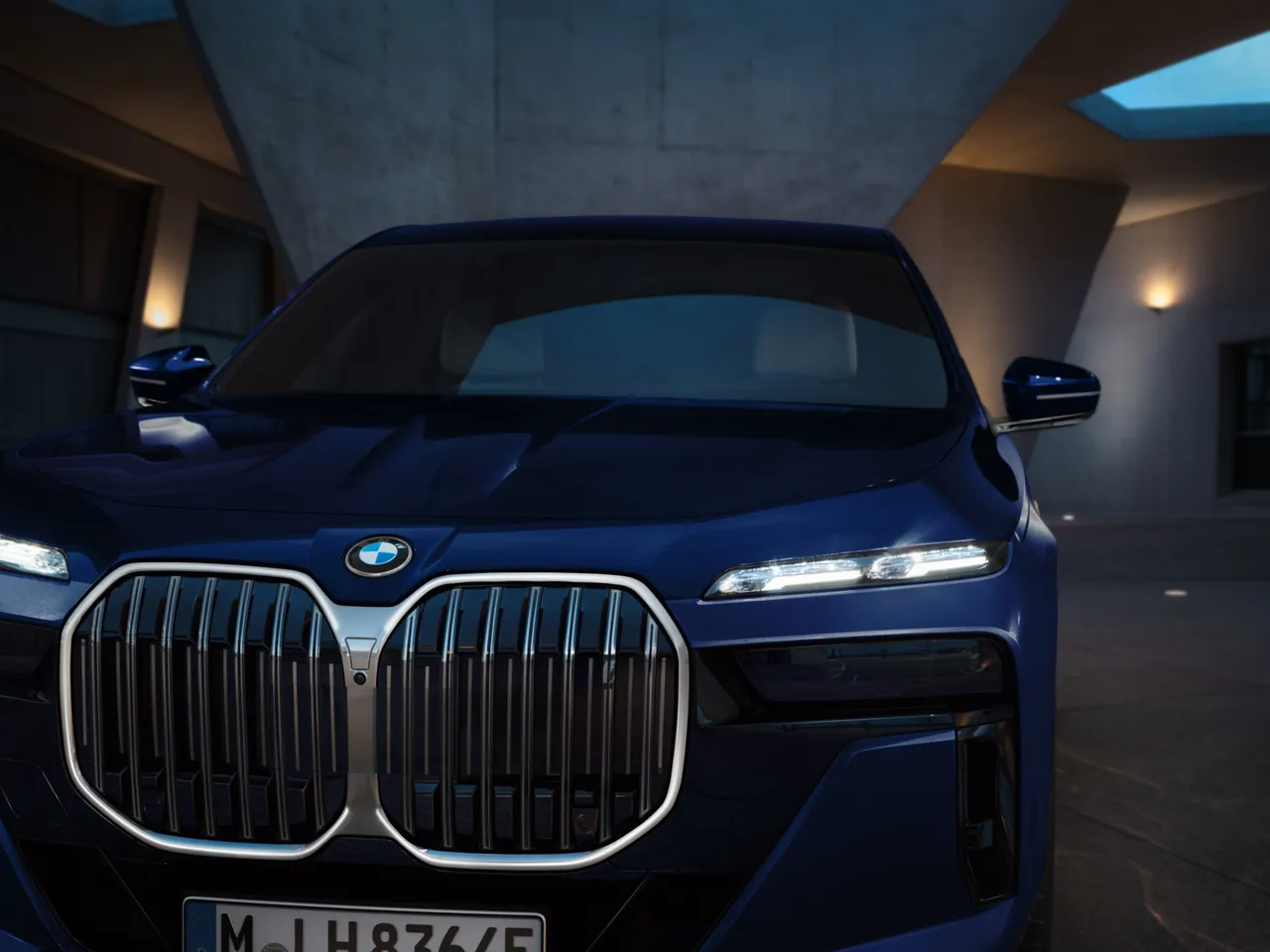 全新年式BMW 7 系列豪華旗艦，導入735i M Edition 與 740i M Edition 車型，全面升級M Sport套件，包含M Sport外觀套件、M專屬輪圈及M藍色煞車卡鉗。原廠照片