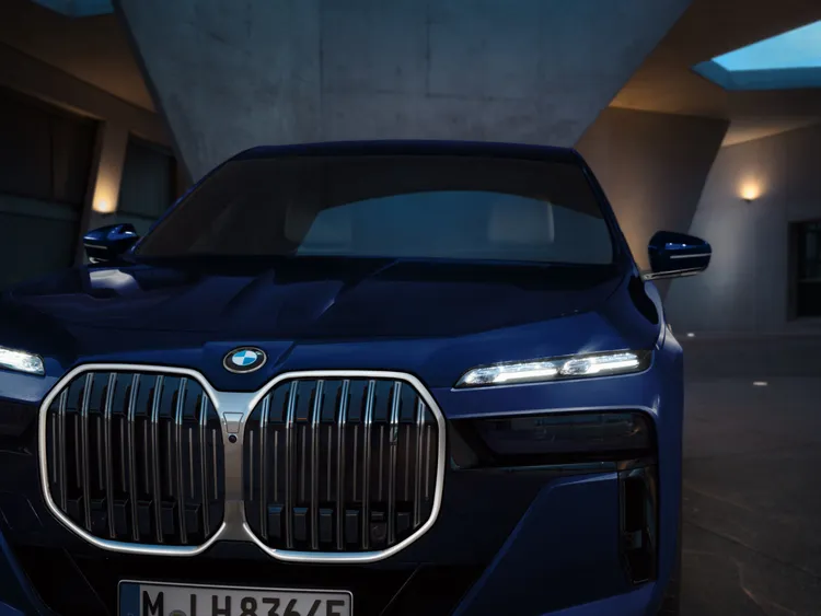 全新年式BMW 7 系列豪華旗艦，導入735i M Edition 與 740i M Edition 車型，全面升級M Sport套件，包含M Sport外觀套件、M專屬輪圈及M藍色煞車卡鉗。原廠照片