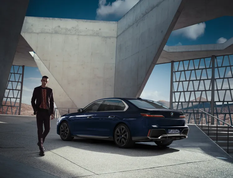 740i M Edition車型標配21吋M星幅式輪圈以及迎賓自動車門。原廠照片