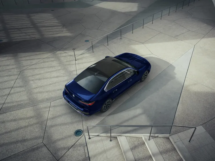 全新年式BMW 735i M Edition與BMW 740i M Edition升級配備進階自動倒車輔助系統、手機遙控停車功能與記憶路徑停車輔助系統。原廠照片