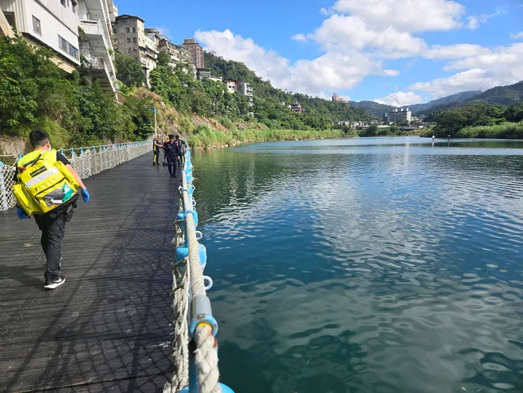 71岁黄姓男子今天上午被发现漂浮在新店碧潭渡船头岸边，被救起后已明显死亡，且手腕上戴有蓝色医院手环标签。翻摄画面