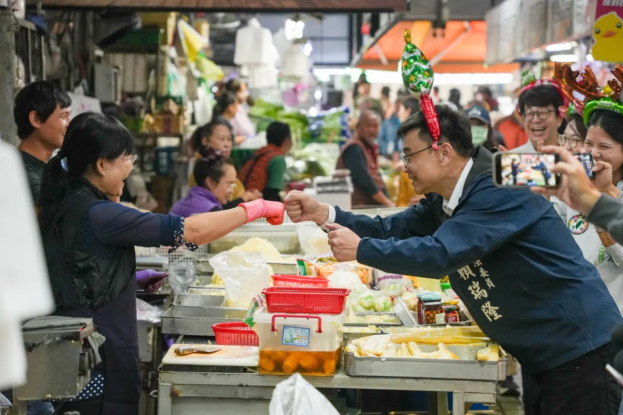 立委赖瑞隆25日一早于左营区哈啰市场拜票，多位市议员参选人陪同。翻摄画面