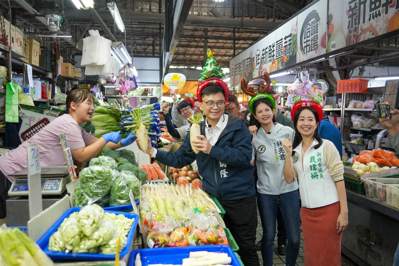 立委赖瑞隆25日一早于左营区哈啰市场拜票。翻摄画面