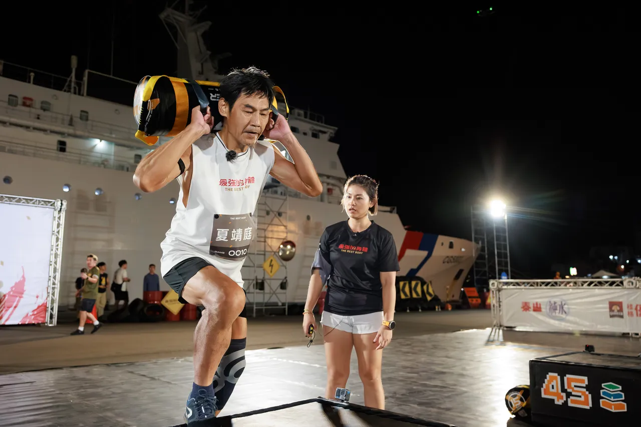 61岁夏靖庭体力震撼全场。好看娱乐提供