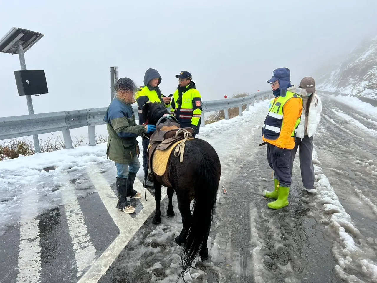 男子骑马登武岭雪地遭警取缔。太管处提供
