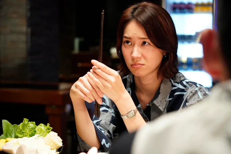 鍾瑶飾演優雅的時尚女神，但私下是懶惰的魚乾女。彼此影業提供