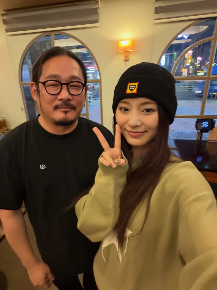 子瑜（右）上月到訪金度潤的「麵首爾」餐廳。翻攝金度潤IG