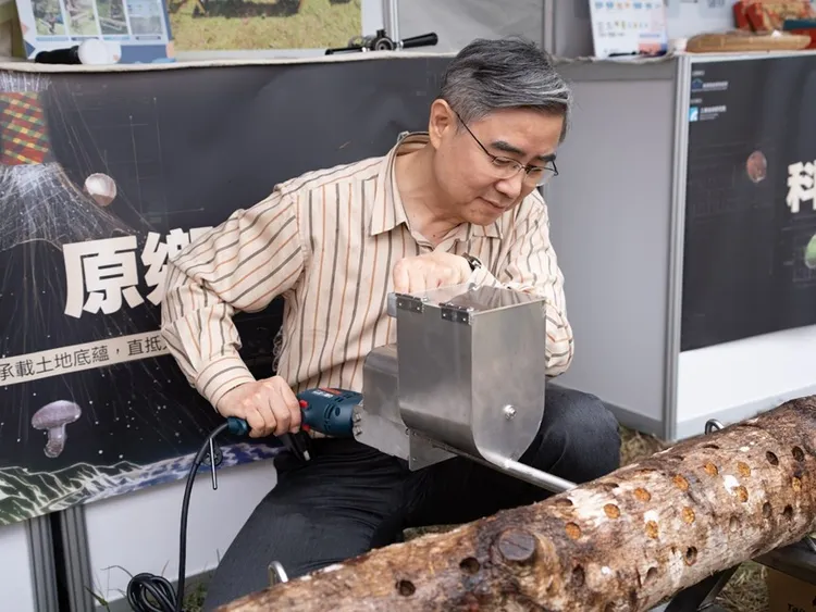 工研院在經濟部產業技術司支持下，開發段木香菇省工省力鑽孔機與植菌機，可大幅減少人力需求，提升打孔與植菌作業的速度與品質，降低作業負擔並增進產值。經濟部提供