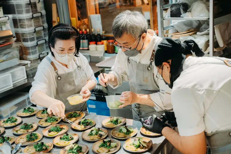 工研院協助農民以科技將農業剩餘優質資材活化再利用，將許多農產品加值為創意食材，攜手2024米其林推薦主廚林祺豐（中），將原鄉小米轉化為精緻創意料理提升價值。經濟部提供