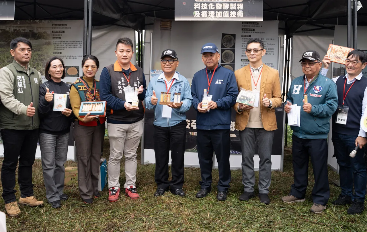 为提升玛家乡农特产小米产值与品质，导入生产溯源管理跟加工标准化制程，增加产量10%，更推出小米酒酿酱心蛋卷与食品酱料，提升产值2至3倍。经济部提供