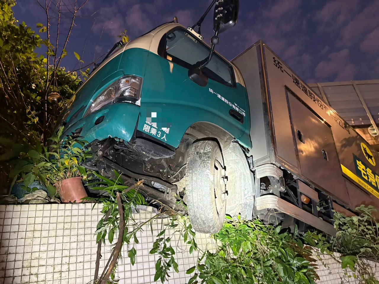 黑猫小货车暴冲斜坡。翻摄画面