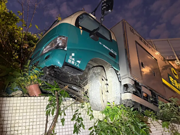 黑貓小貨車暴衝斜坡。翻攝畫面